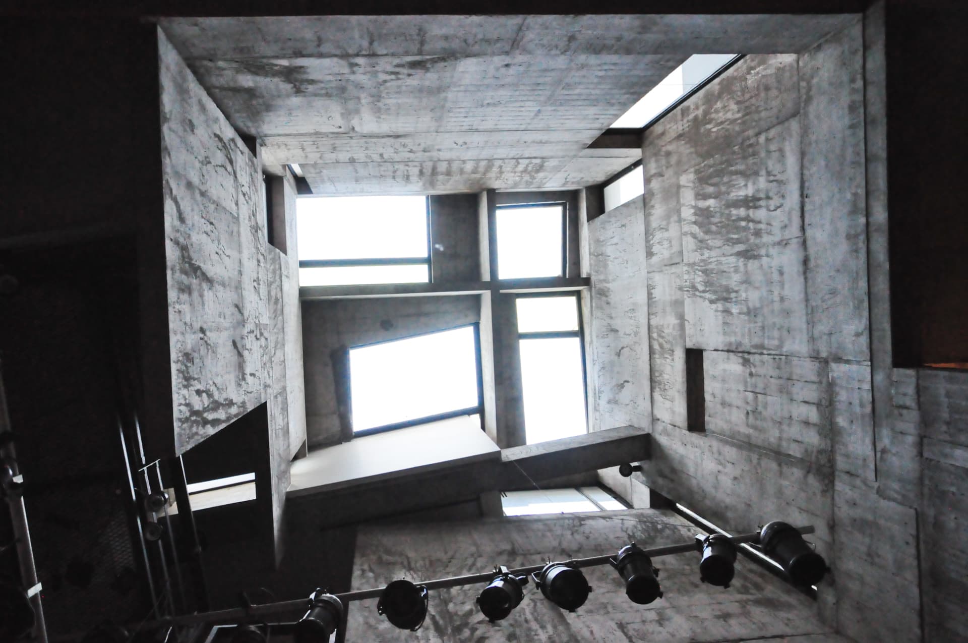 Vista ascendente del interior del Museo Xul Solar, entre muros y planos de hormigón iluminados cenitalmente