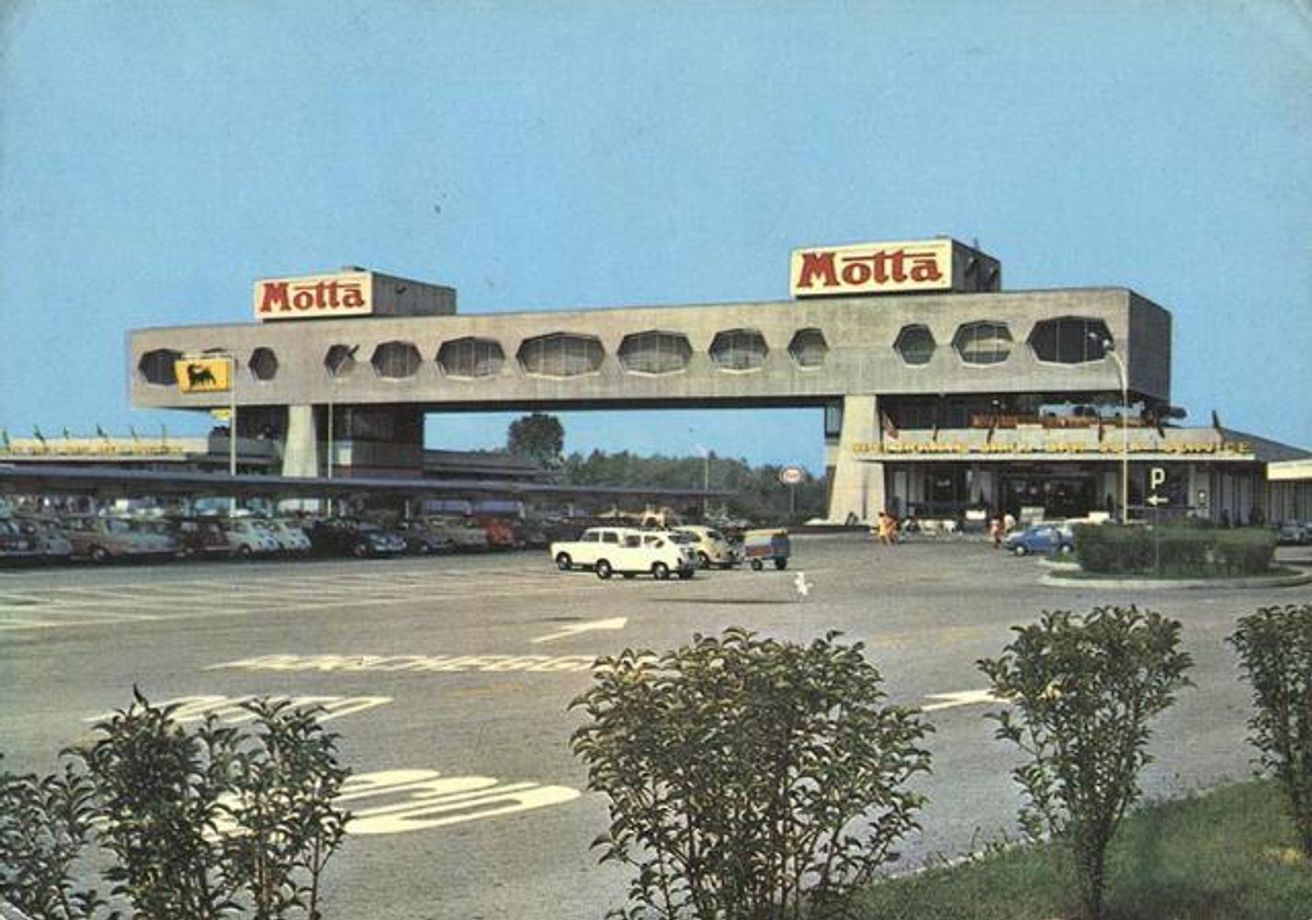 Vista histórica del Mottagrill de Limena elevado sobre la autopista